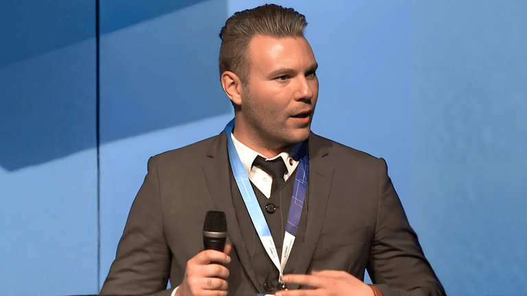 "Marcel Fuursted, founder of Shineii, speaking at an event, showcasing his leadership in revolutionizing boat care services globally."