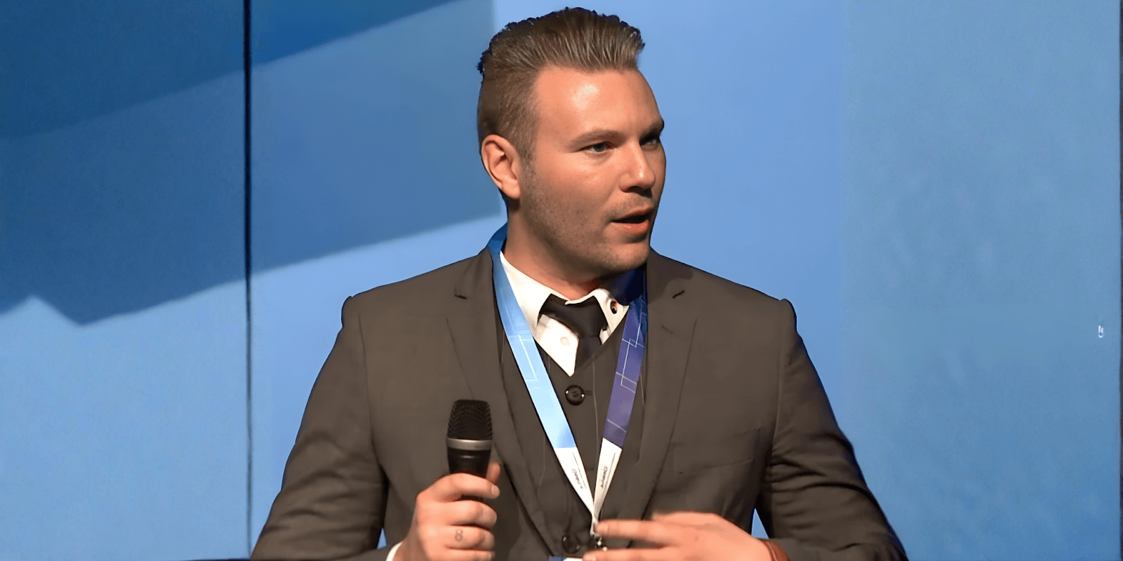 "Marcel Fuursted, founder of Shineii, speaking at an event, showcasing his leadership in revolutionizing boat care services globally."