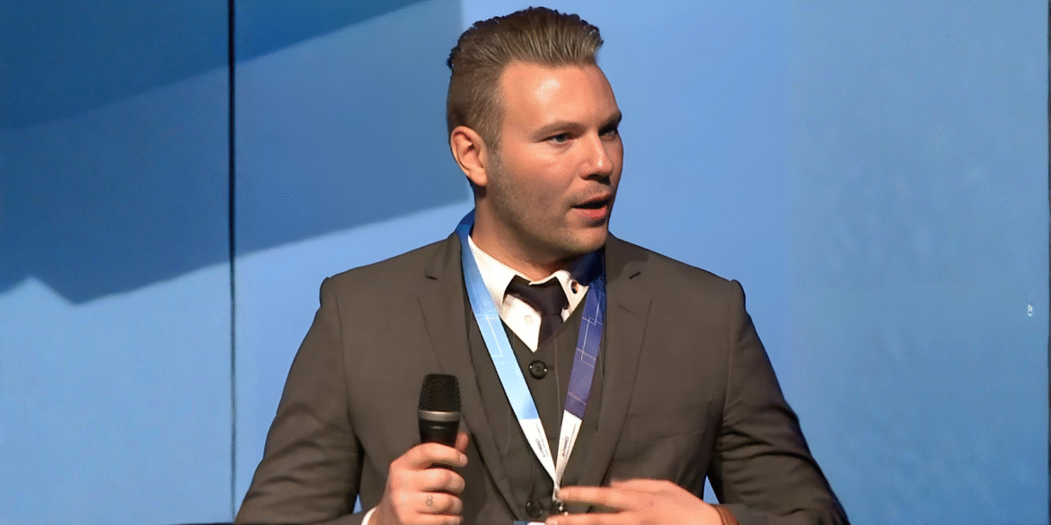 "Marcel Fuursted, founder of Shineii, speaking at an event, showcasing his leadership in revolutionizing boat care services globally."